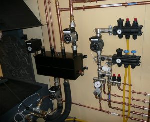 Il kit idraulico compreso nella fornitura consente di collegare il termocamino AQUAPOLY all'impianto di riscaldamento